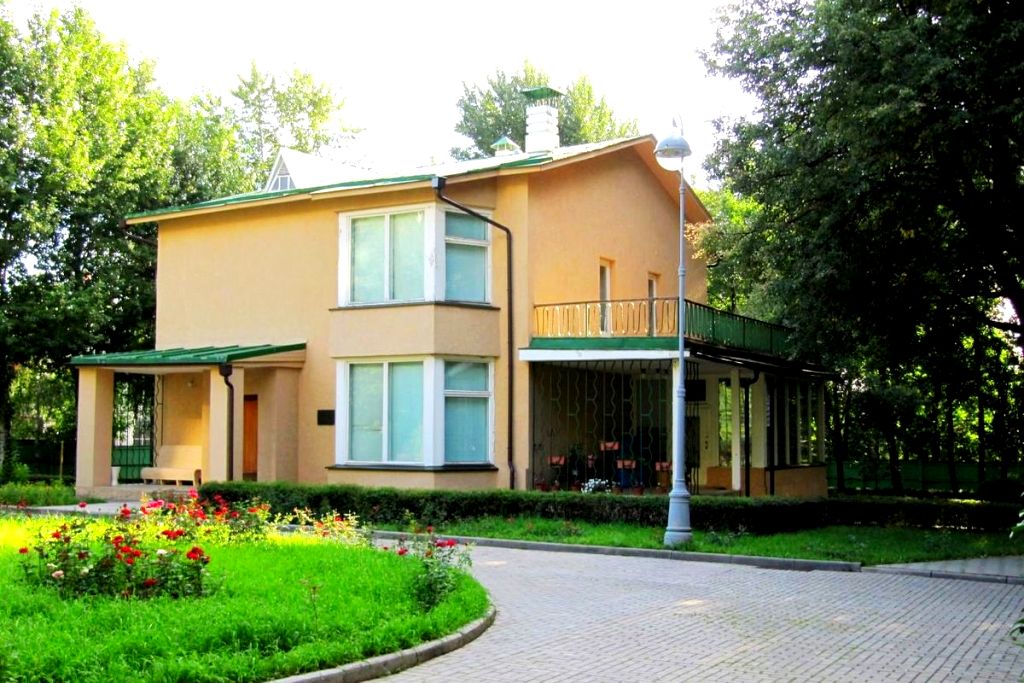 Сергей Королев очень полюбил свой двухэтажный дом