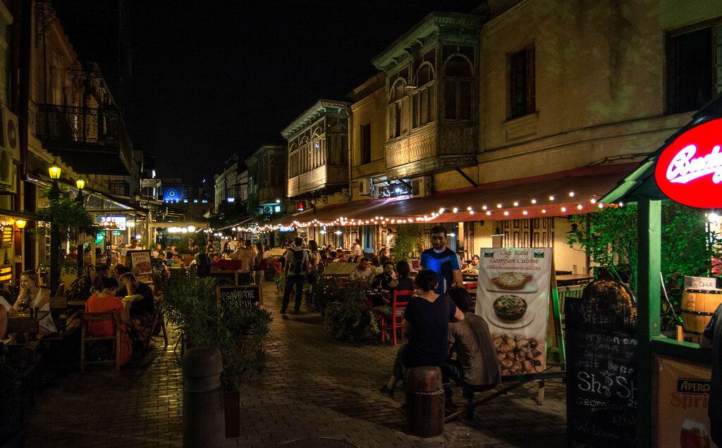 Кафешки на Котэ Абхази вечером полны туристов