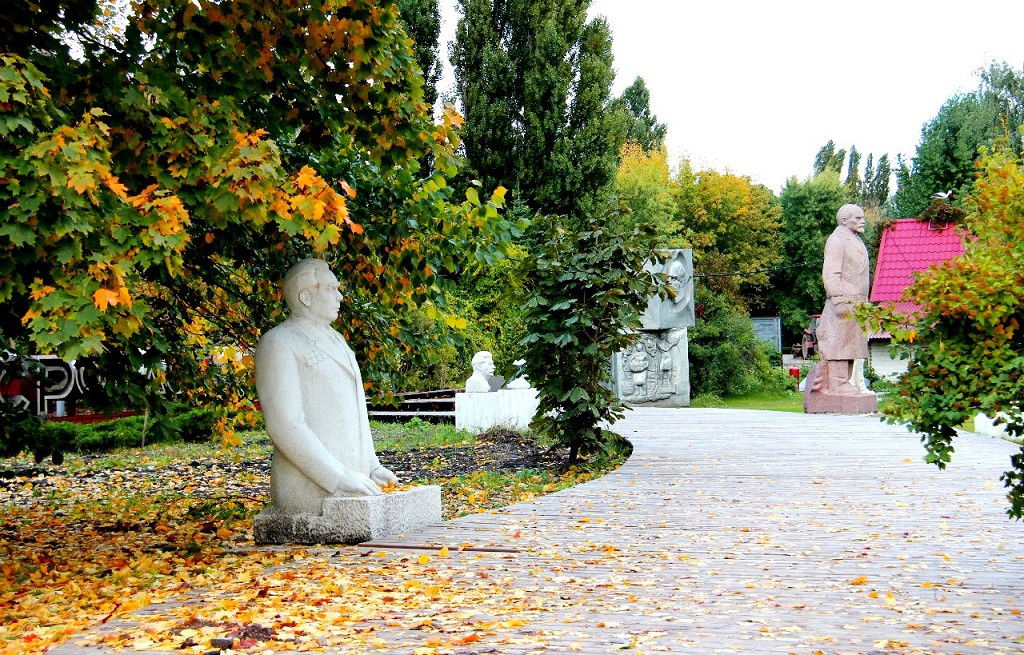 На аллеях Музеона можно увидеть скульптуры многих лидеров страны