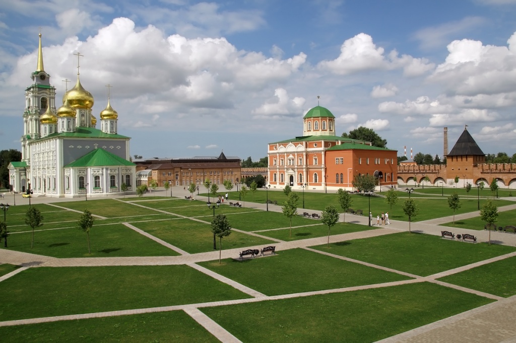 Красивая территория Тульского кремля