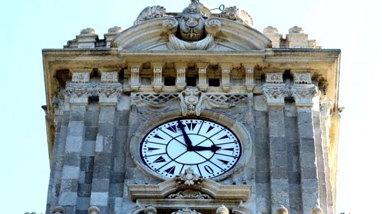 Часы на башне показывают точное время с помощью современных механизмов