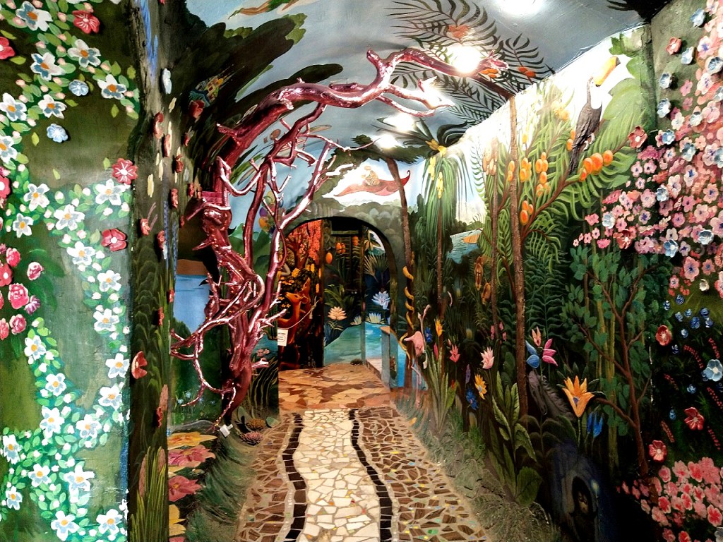 Радостные лица и цветы привлекают внимание уже при приближении к Залу Кришны