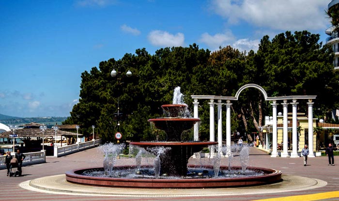 С одном стороны "Арки любви" находится отель "Приморье", с другой - его пляж