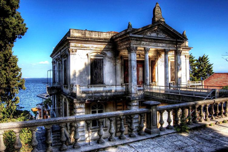 О проживании на острове греков напоминает архитектура некоторых старинных зданий