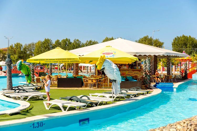 Устав от плаванья, спусков и ныряний можно передохнуть в тенистом баре