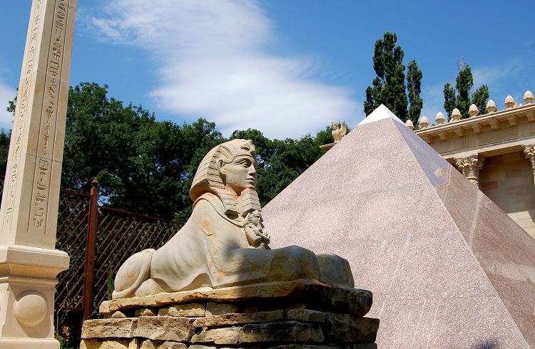 Начался парк с уголка Древнего Египта!