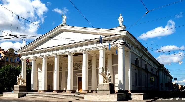 Здание Конногвардейского Манежа с его скульптурами притягивает взгляд туристов Здание Конногвардейского Манежа с его скульптурами притягивает взгляд туристов