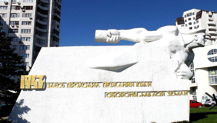 Когда-то здесь находилась передняя линии обороны, которую удерживали не только моряки 