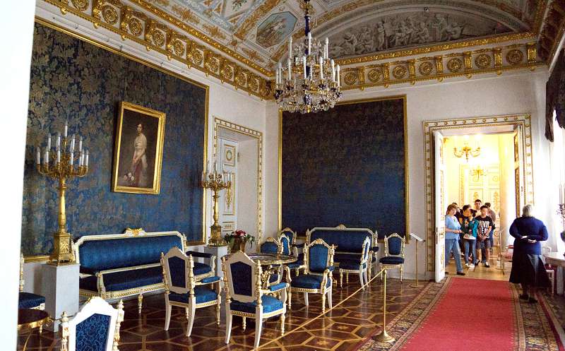 Синяя гостиная как и последующие оформлены в стиле позднего классицизма