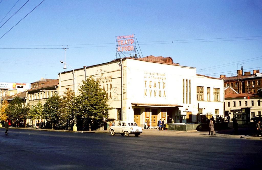 До 70-х годов 20 века на площади функционировал московский Театр кукол