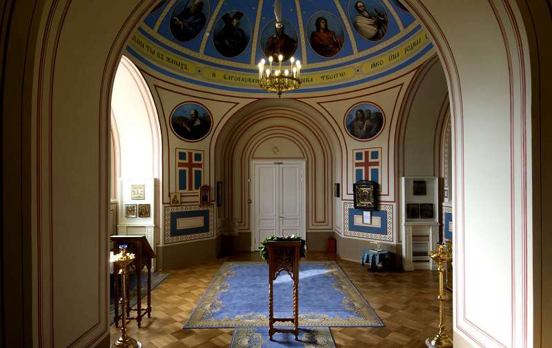 В 10 утра каждую среду в храме проводятся богослужения