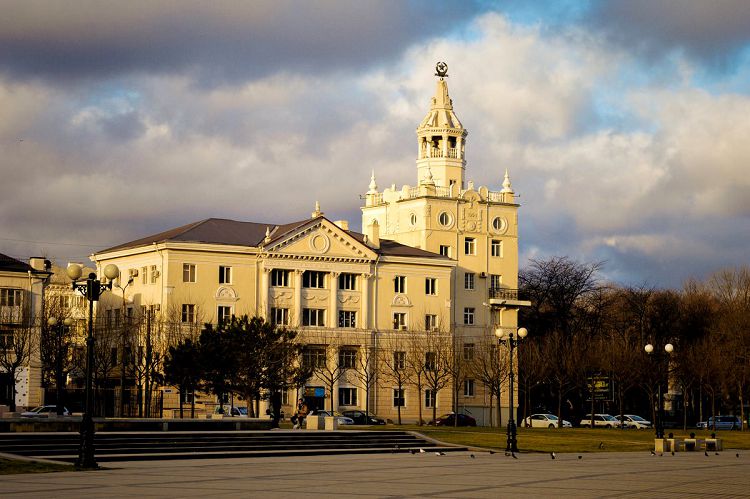 Сегодня на месте бывшего Адмиралтейства находится известный Дом со шпилем