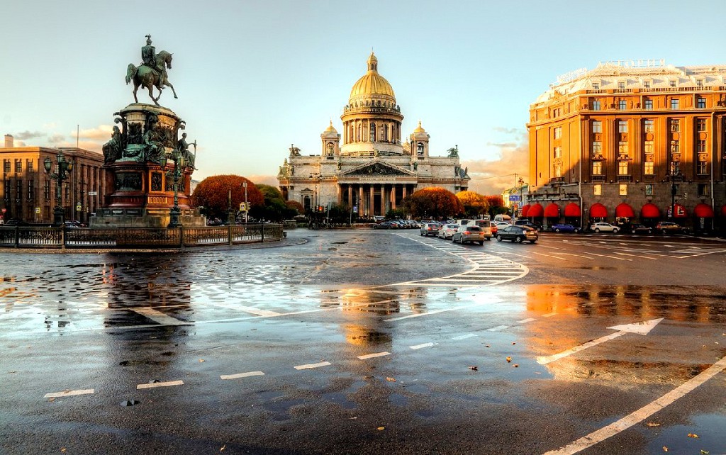 Исаакиевская площадь меньше Дворцовой, но тоже прекрасна и величава
