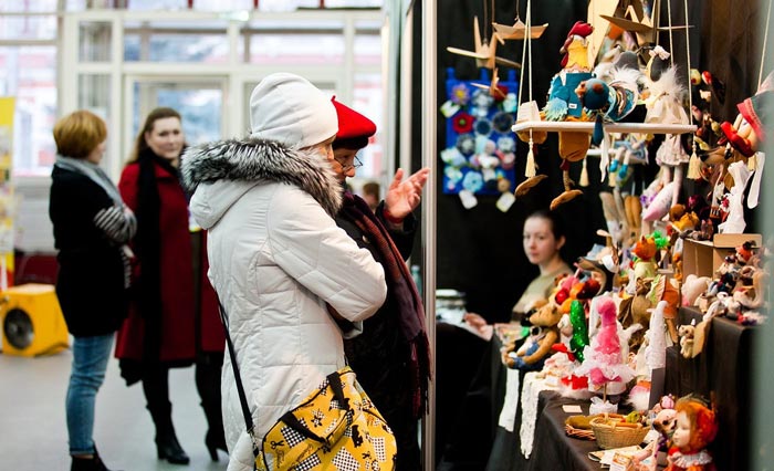 У торгового павильона Нижегородской ярмарки