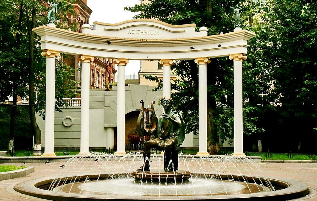 Статуя Аполлона - одна из самых известных сада "Аквариум"