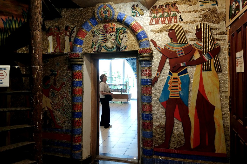 Египетские сюжеты появляются уже перед входом в Египетский зал