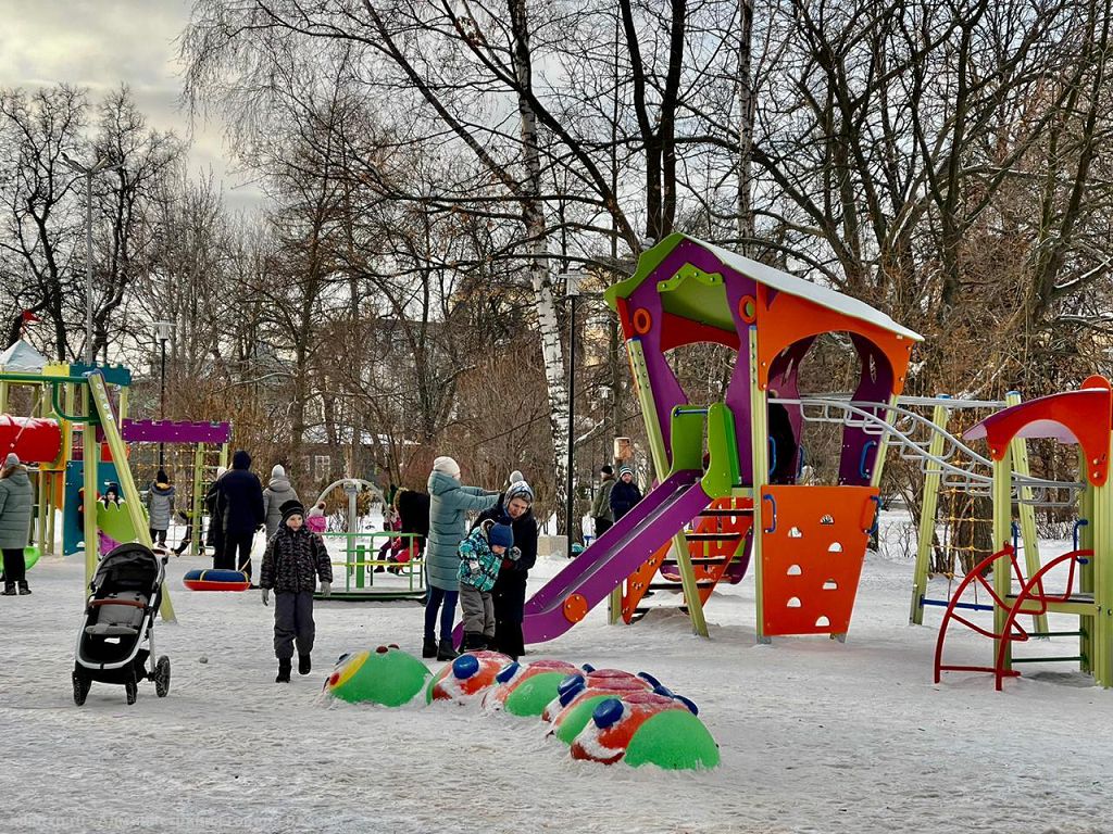 Детские развлечения в нижнем парке