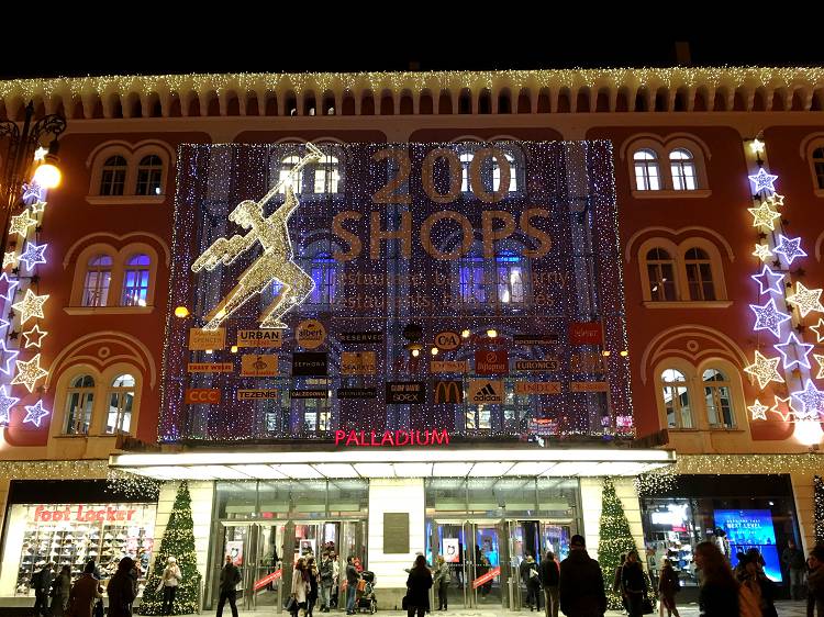 Шопинг - это одно из традиционных декабрьских развлечений в Праге