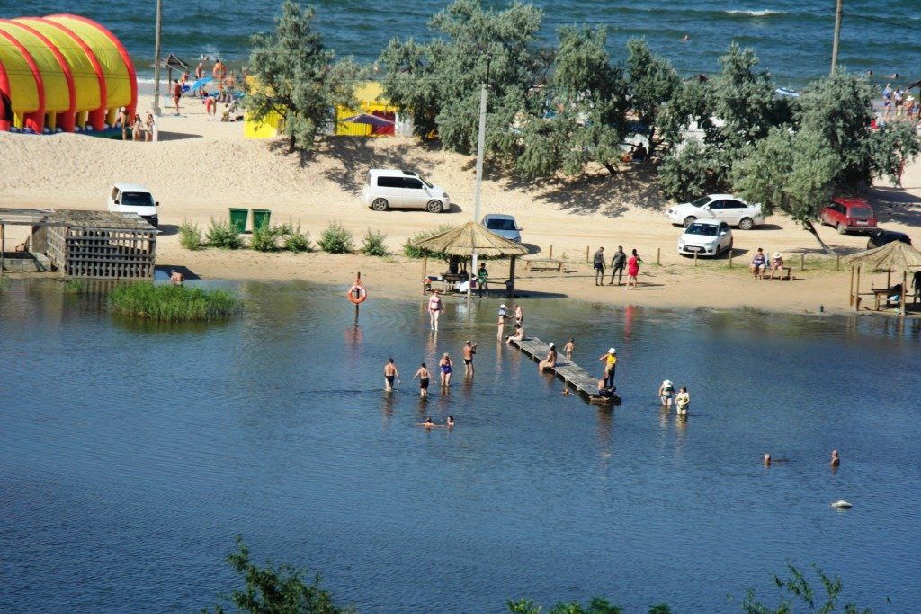 Грязевое озеро рядом с пляжем