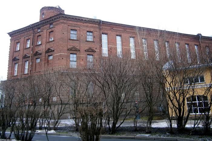 Корпус для игры мяч ограничивает одну из сторон Музея скульптур