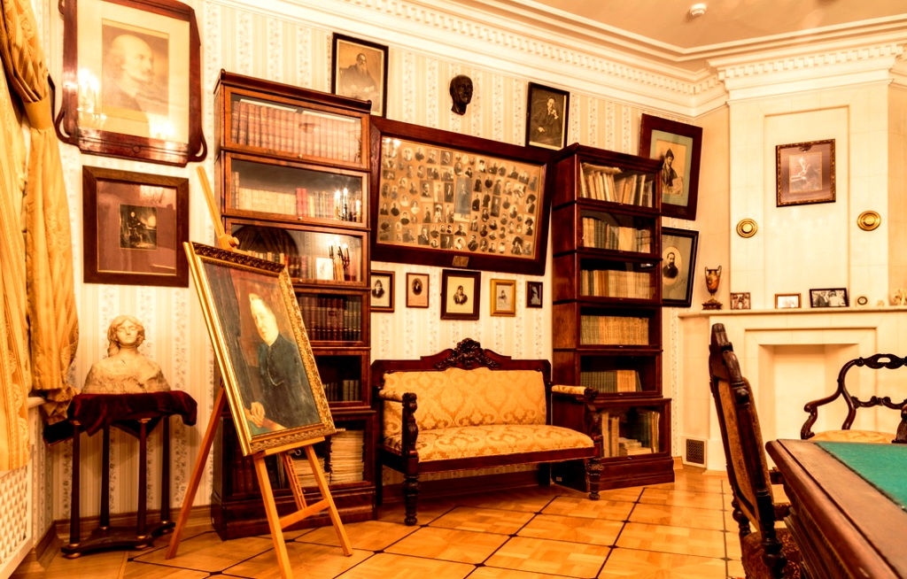 Сегодня в квартире Сумбатова-Южина работает мемориальный музей