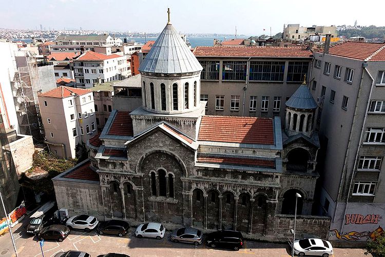 Храм Георгия Просветителя имеет очень длительную и непростую историю