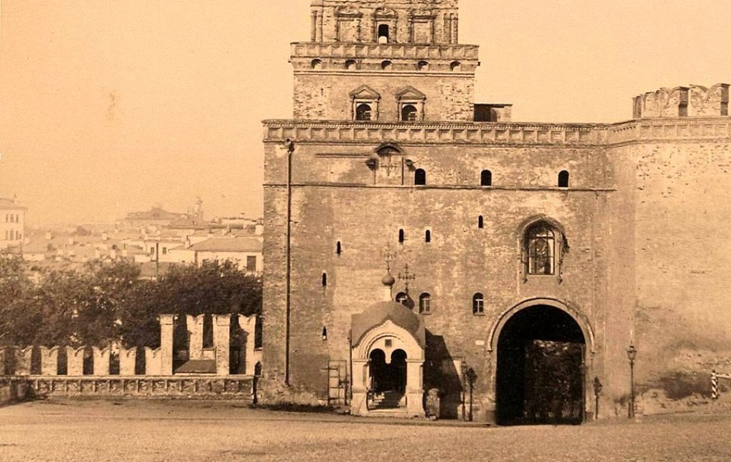 В 19 веке Боровицкая башня выполняла роль Предтеченского храма