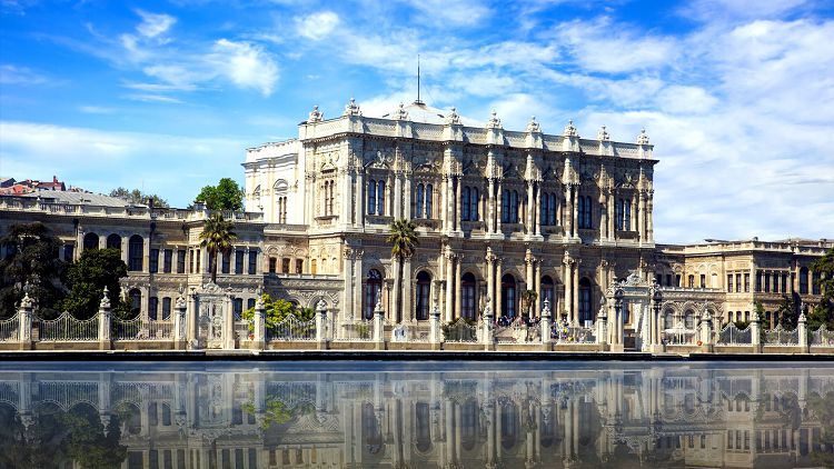 Дворец Долмабахче - одна из привлекательнейших достопримечательностей Стамбула