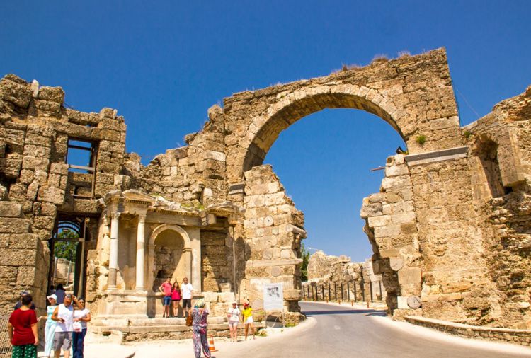 Ворота императора Веспосиана в Сиде