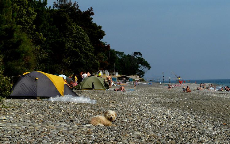 В Уч-Дере можно провести "дикий" отпуск в палаточном городке