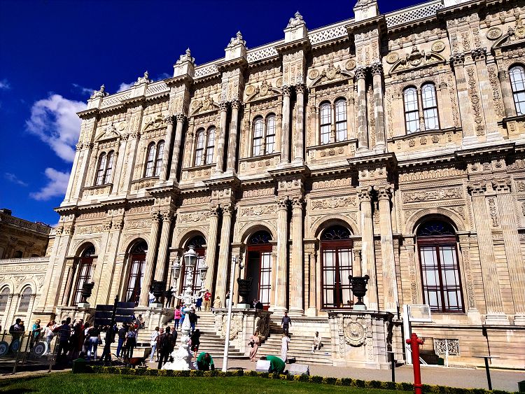 Дворец Долмабахче - одна из прекраснейших султанских резиденций