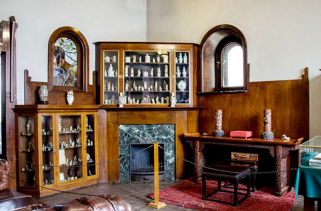 От Рябушинского в Кабинете сохранились только камин и надкаминная полка