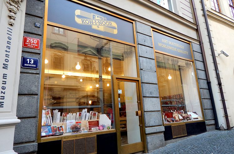 Магазинчики Кохинор небольшие, но очень уютные