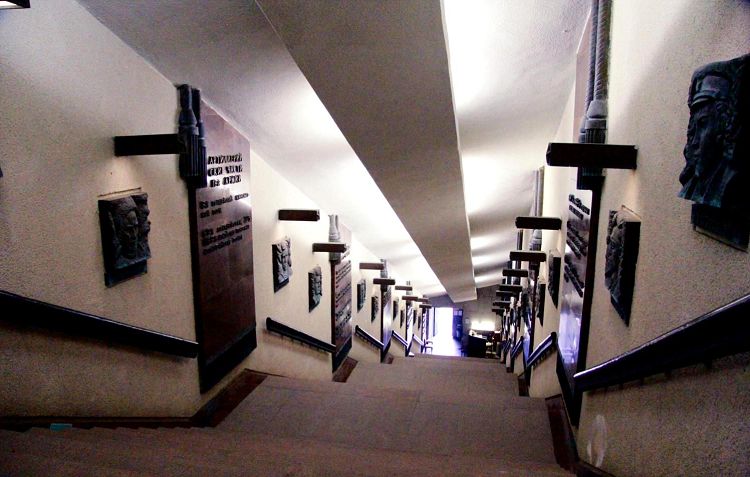 Подъем по галерейной лестнице к капсуле "Сердце" никого не оставит равнодушным