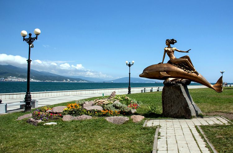 Девушка с дельфином стала уже не только символом Набережной, но и города