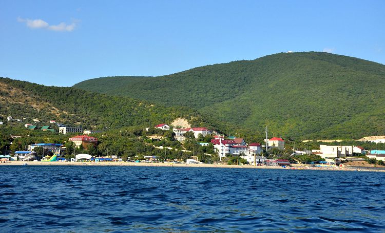 На формирование климата Широкой Балки оказывают влияние горные хребты