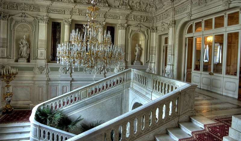 По прекрасной Парадной лестнице поднимаемся в парадные залы дворца