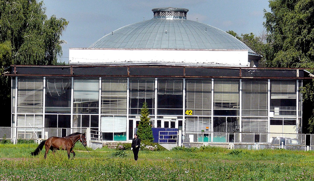 Центром коневодческих павильонов является Павильон №42