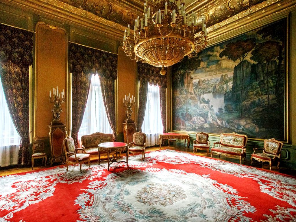 Большая гостинная, украшенная полотнами К.Богаевского, наполнилась новым содержанием