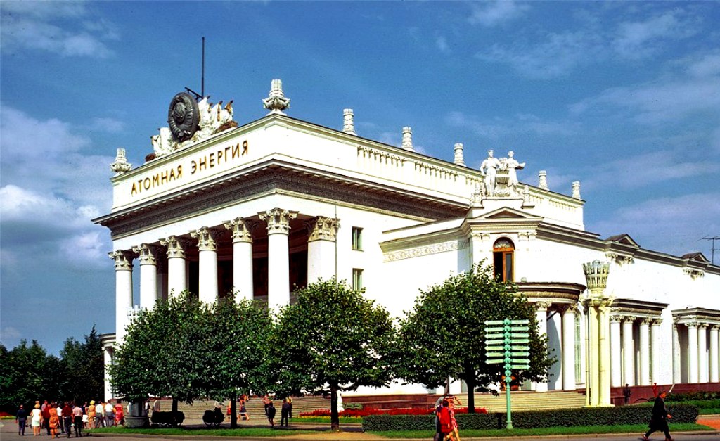 С 60-х гг 20 века павильон работал под названием "Атомная энергия"