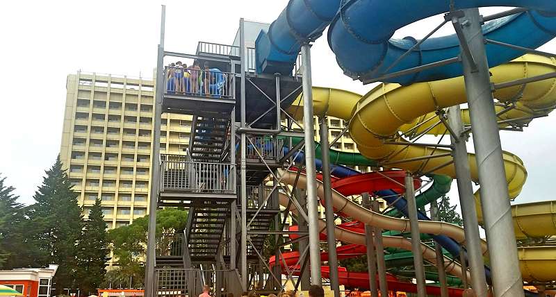 Подъем к спускам общий, а горку каждый выбирает по себе