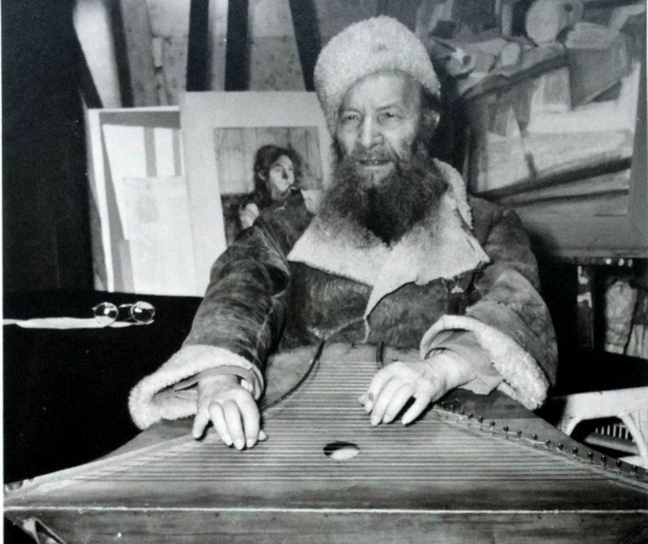 В солидном возрасте А.Котомкин развлекал зрителей игрой на гуслях