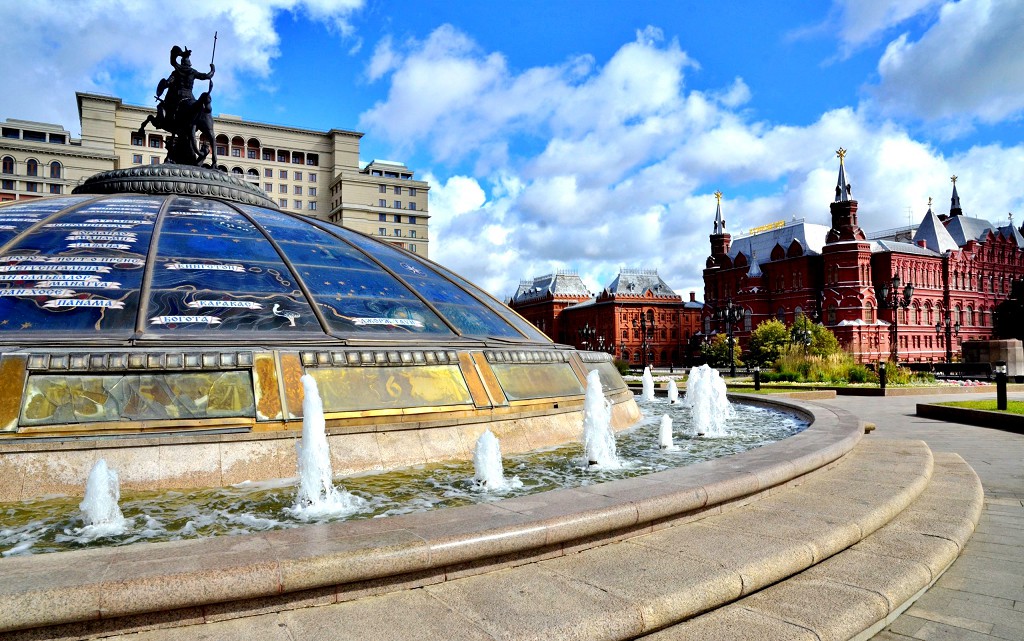 Под этим стеклянным куполом находятся торговые и ресторанные ряды