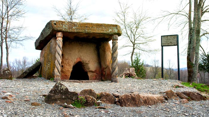 Один из дольменов, находящихся на Ферме "Дольмен"