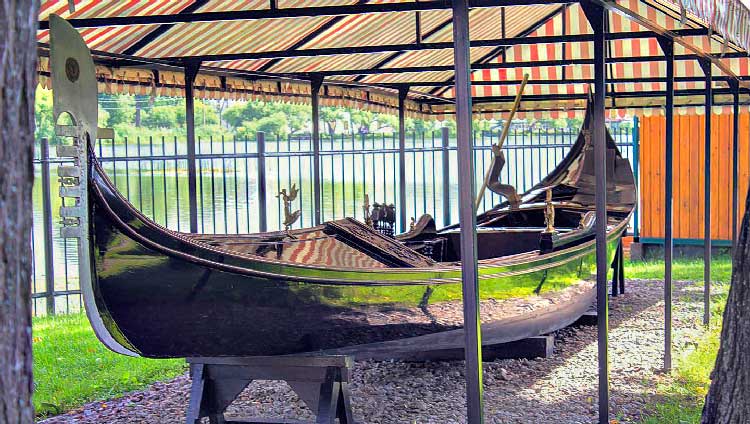 Гондола 19 века в Колонистском парке 