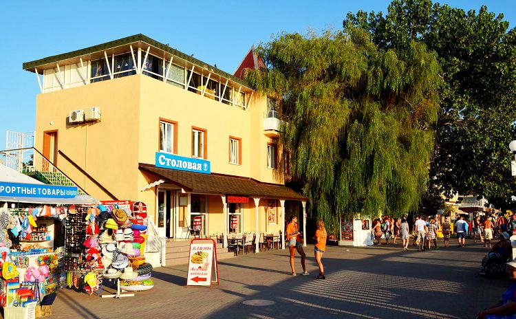 Кафе, рестораны и столовые встречаются в Дивноморском на каждом углу
