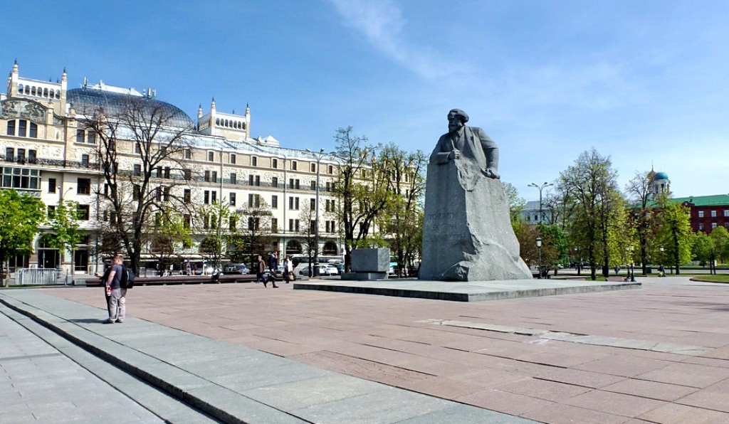 По дороге к Большому театру можно увидеть известный памятник К.Марксу