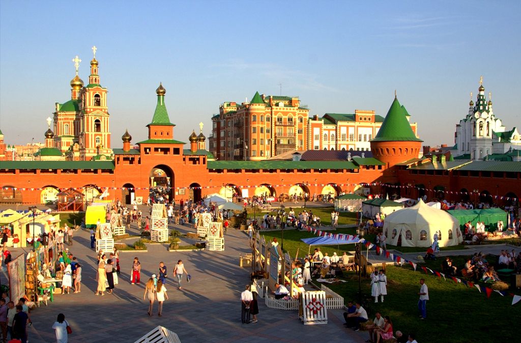 На территории Кремля периодически проходят торговые и прочие мероприятия