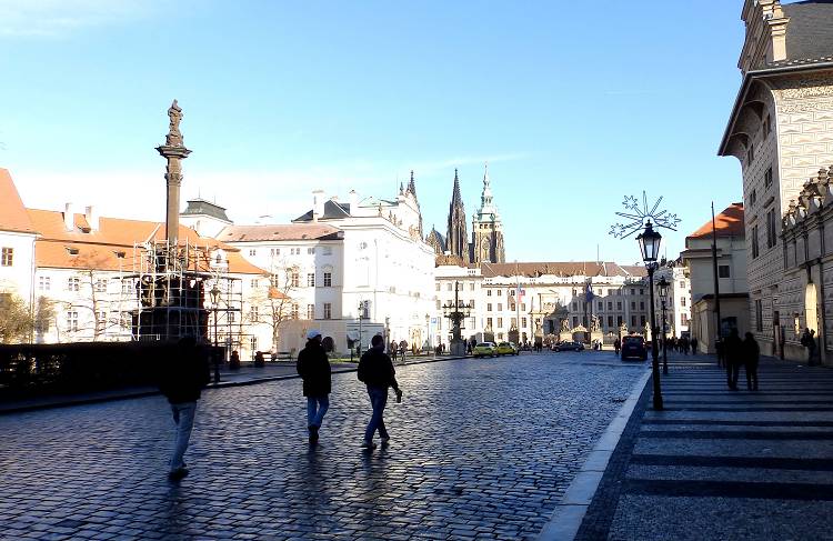 С Градчанской площади мимо дворцов можно зайти в Пражский град