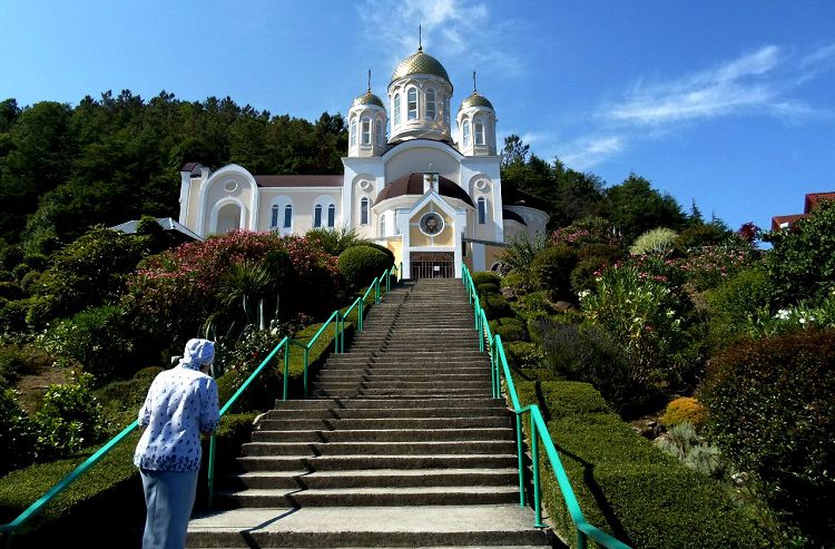 Дорога к Храму Казанской иконы Богоматери ведет высоко вверх